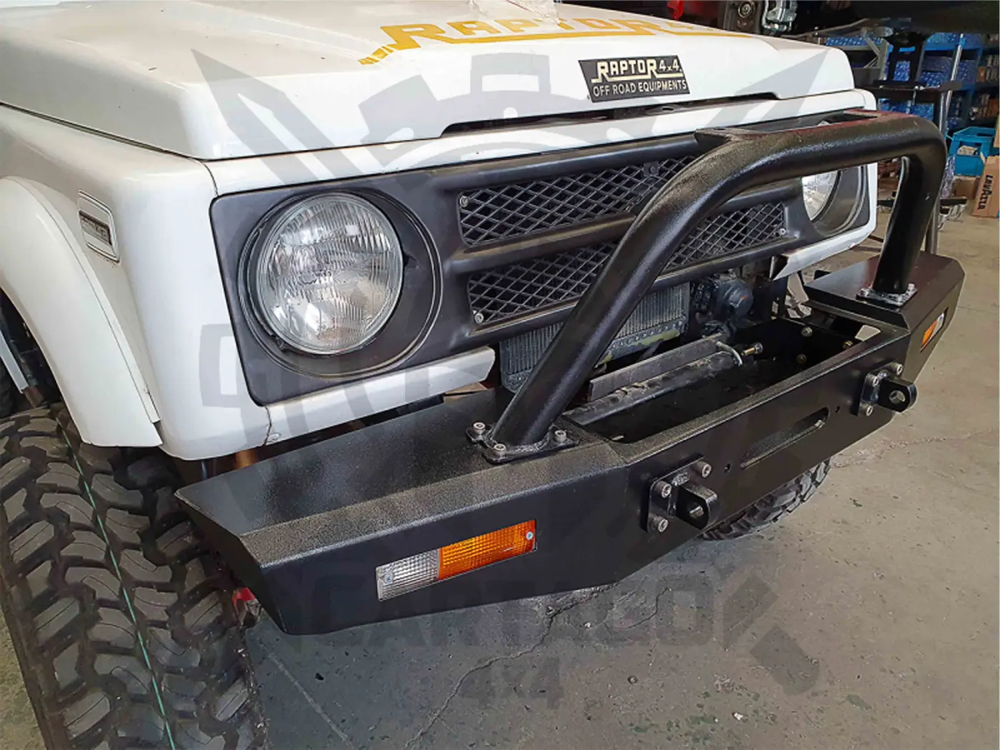 Paragolpes delantero con barra superior y base para winch Suzuki Samurai - imagen 1