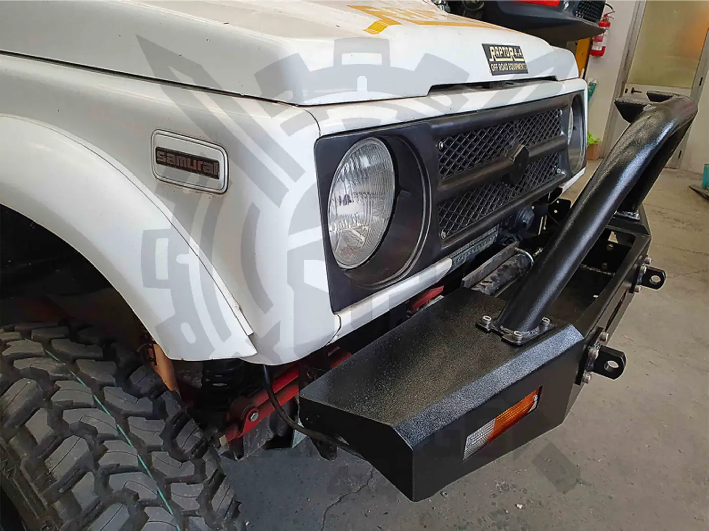 Paragolpes delantero con barra superior y base para winch Suzuki Samurai - imagen 3